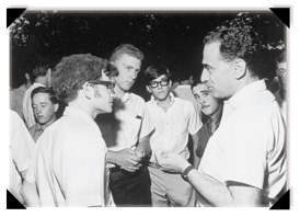 פרופ' עמוס דה-שליט עם נוער שוחר מדע - 1961